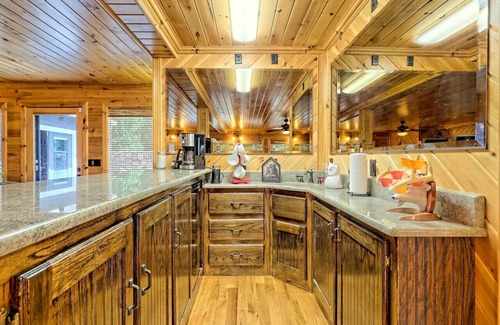 Helen Villa | Majestic Mountain Mansion ~ Scenic Views ~ Hot Tub