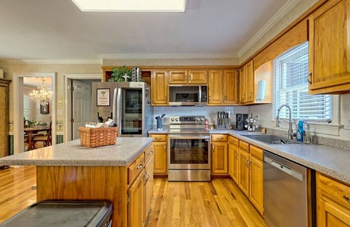Helen Villa | Majestic Mountain Mansion ~ Scenic Views ~ Hot Tub