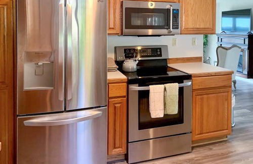 Silverdale House | Majestic mountain view dog-friendly home with patio and fireplace
