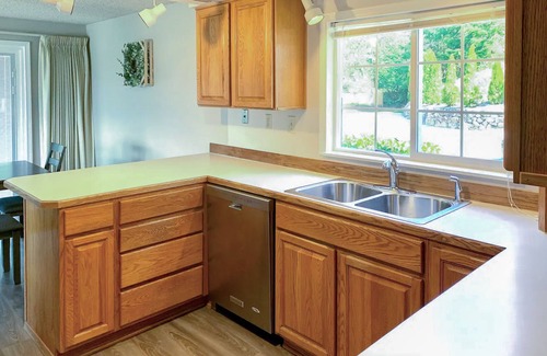 Silverdale House | Majestic mountain view dog-friendly home with patio and fireplace