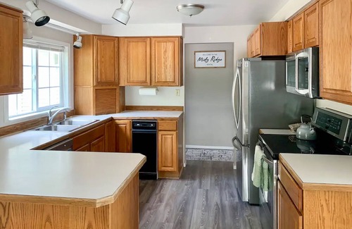 Silverdale House | Majestic mountain view dog-friendly home with patio and fireplace