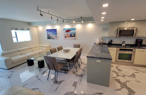 La Gorce Apartment | Majestic Oceanfront 3 Bedroom Views Every Room Large Corner Apartment - 901