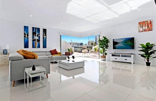 Broadbeach Waters House | Majestic Palms Winter Special Stay 5 Pay 4
