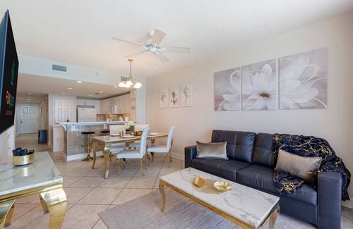 Long Beach House | Majestic T2 - 1606
