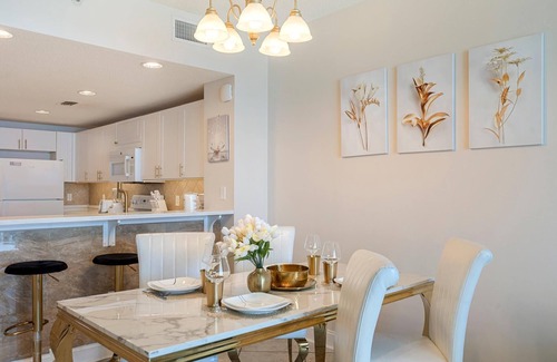 Long Beach House | Majestic T2 - 1606