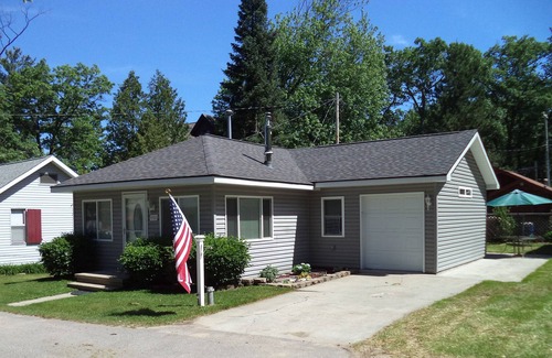 Gaylord Cottage | Make family vacation memories at this fantastic Otsego Lake Cottage