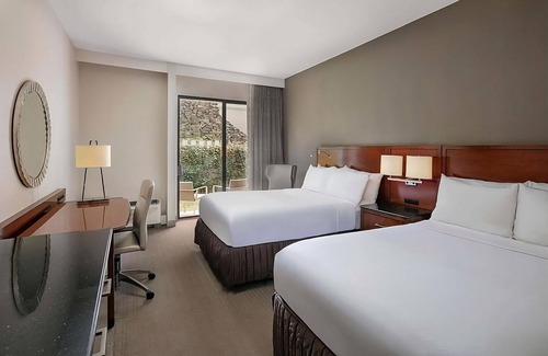 Executive Park Hotel | Make Your Trip More Enjoyable! 4 Relaxing Units, Pets Allowed, Parking, Pools!