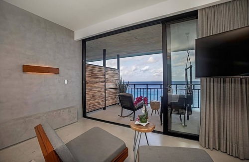 Zona Hotelera Norte House | Making The Best Memories Along The Way! Outdoor Pool, Free Parking