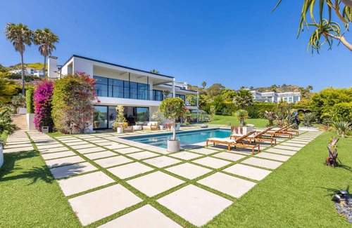Central Malibu House | Malibu Luxury 4 BR Home w Pool and Ocean Views