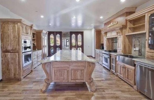 Central Malibu Villa | Malibu Tuscany Paradise spacious Villa Swimming Pool& private gated neighborhood