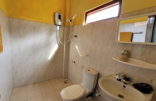 Hikkaduwa Bed & Breakfast | Malika's Yellow House