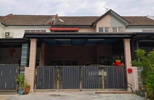 Malim Jaya House | Malim Joyous Homestay - rent room only