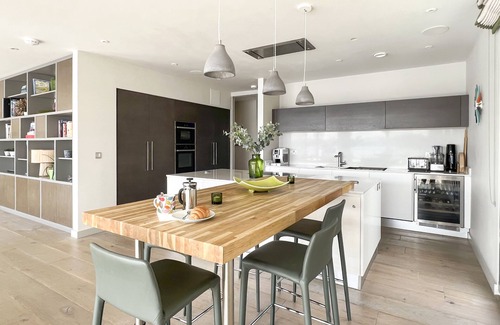 Lechlade House | Mallard Lodge, Lakes by Yoo, sleeps 6 adults +6 kids, spa/pool