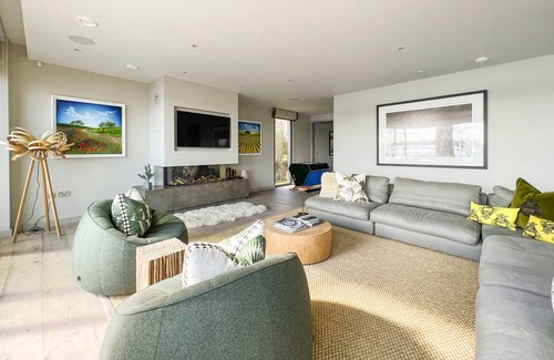 Lechlade House | Mallard Lodge, Lakes by Yoo, sleeps 6 adults +6 kids, spa/pool