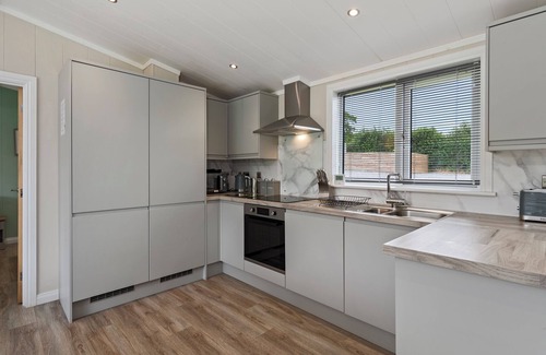 Canaston Bridge Ski Chalet | Mallard's Rest - Countryside, Hot Tub