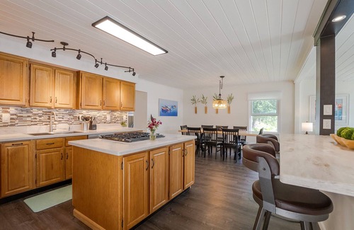 Dundee Cabin | Mallards Landing is a Charming WANETA LAKE cottage with hot tub & amazing views