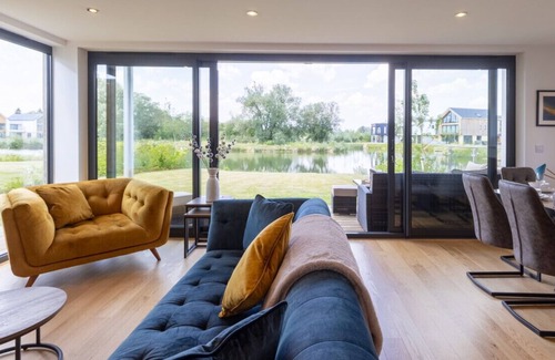 Cirencester Villa | Mallards Way - ML01 - HOT TUB - Lakeside Spa