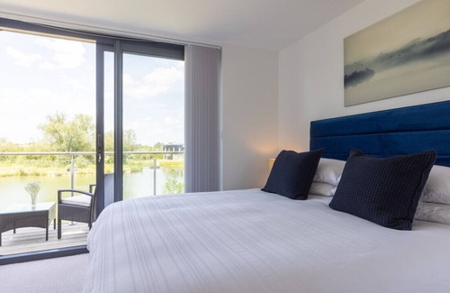 Cirencester Villa | Mallards Way - ML01 - HOT TUB - Lakeside Spa