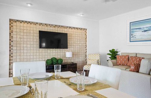 Malmok Apartment | Malmok private 2BR 2BA apartment steps-beach view