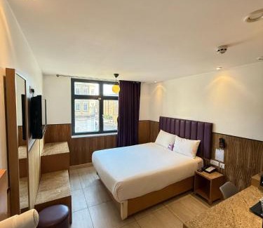 East Walworth Hotel | Mambo 190