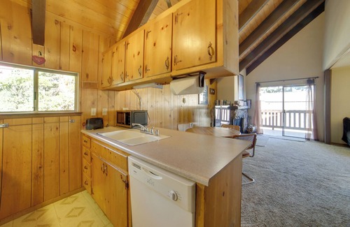 Mammoth Lakes Apartment | Mammoth Lakes Condo w/Fireplace & Mountain Views