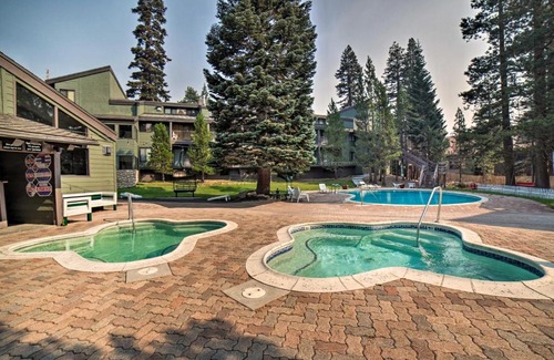 Mammoth Lakes Apartment | Mammoth Mtn Escape with Pool and Walk to Ski Lift