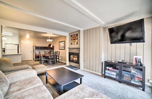 Mammoth Lakes Apartment | Mammoth Mtn Escape with Pool and Walk to Ski Lift