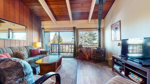 Mammoth Lakes Apartment | Mammoth Point #106 condo