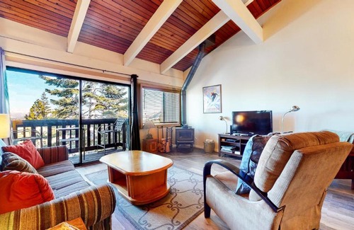 Mammoth Lakes Apartment | Mammoth Point #106 condo
