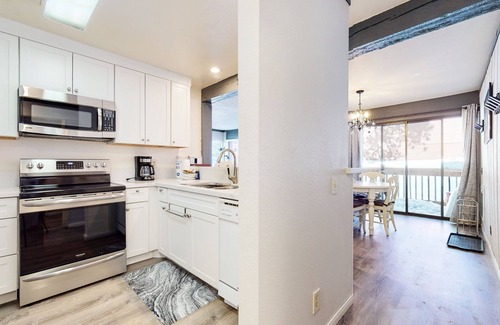 Mammoth Lakes Condo | Mammoth Ski & Racquet Club #4 1 Bedroom Condo by RedAwning