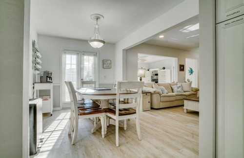 Bayshore Gardens House | Manatee Cove: Private Oasis with Wildlife, Hot Tub & Fun Game Room!