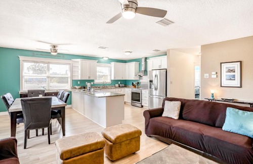 Sunny Shores House | Manatee Manor