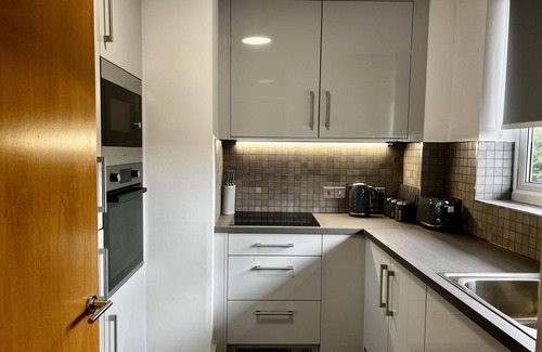 Baguley Apartment | Manchester - 1 Bedroom - Sleeps 3 - Free Parking