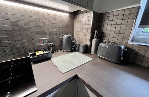 Baguley Apartment | Manchester - 1 Bedroom - Sleeps 3 - Free Parking
