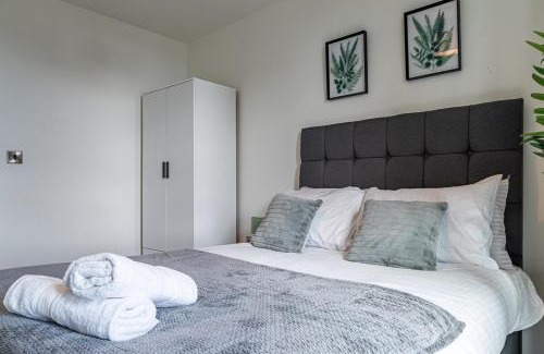 Manchester City Centre Apartment | Manchester City Centre,Picadilly , Skyline View