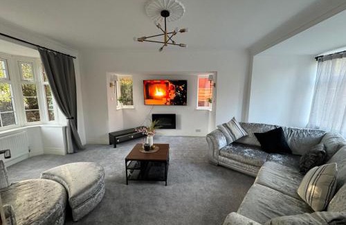 Offerton House | Manchester City Oasis - Spacious 5 Bedroom House