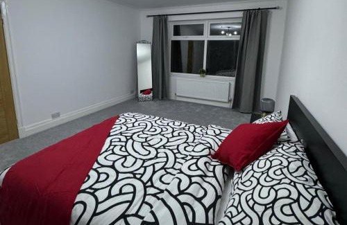Offerton House | Manchester City Oasis - Spacious 5 Bedroom House