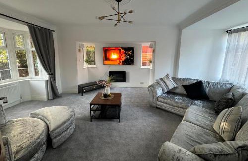 Offerton House | Manchester City Oasis - Spacious 5 Bedroom House
