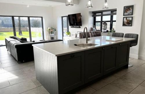 Offerton House | Manchester Luxury Country House Close To The City With Hot Tub & BBQ Fire Pit.