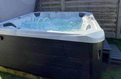 Offerton House | Manchester Luxury Country House Close To The City With Hot Tub & BBQ Fire Pit.