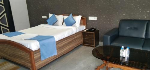 Palsana Hotel | Mandhas club & resort