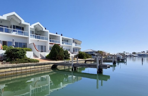 Halls Head Villa | Mandurah Canal Holiday Home with own jetty! Boats! Crabs! Dolphins!