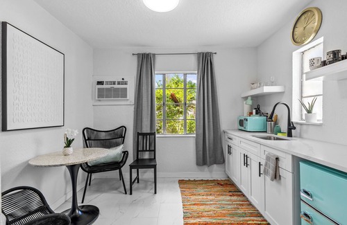 Bay Esplanade Cottage | MANGO TANGO COTTAGE heated pool 2-minute walk to beach and attractions.