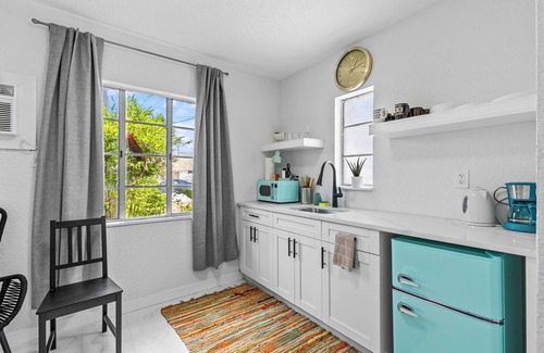 Bay Esplanade Cottage | MANGO TANGO COTTAGE heated pool 2-minute walk to beach and attractions.