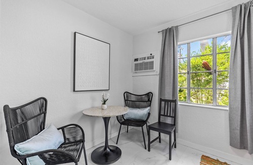 Bay Esplanade Cottage | MANGO TANGO COTTAGE heated pool 2-minute walk to beach and attractions.