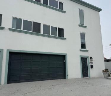 Gas Lamp Section Apartment | Manhattan Beach Oasis