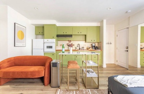El Porto Apartment | Manhattan Beach Retreat - Patio & Parking Steps Away