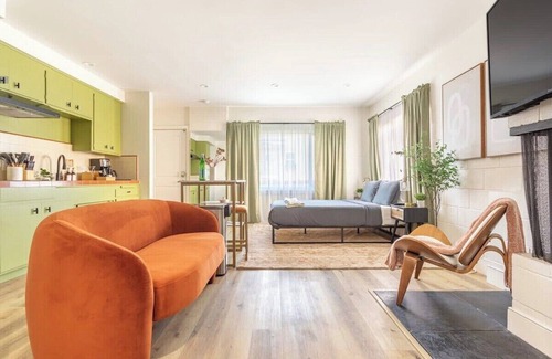 El Porto Apartment | Manhattan Beach Retreat - Patio & Parking Steps Away