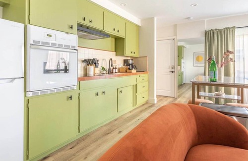 El Porto Apartment | Manhattan Beach Retreat - Patio & Parking Steps Away