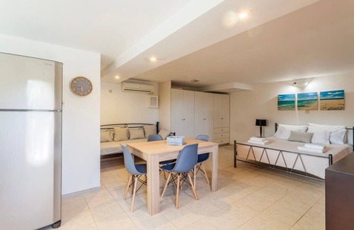 Riglia House | Mani's Aura Seaside-Enchanting Stone Gem